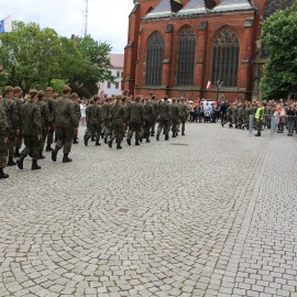 powiększ zdjęcie: W naszym mieście przysięgę złożyło ponad 100 terytotrialsów