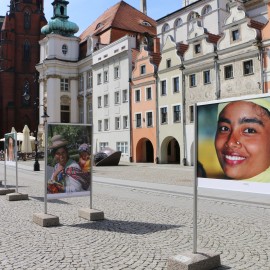 powiększ zdjęcie: Zapraszamy do Rynku na wystawę fotografii Elżbiety Dzikowskiej