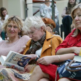 powiększ zdjęcie: Elżbieta Dzikowska zabrała nas w podróż dookoła świata. Niezwykłą podróż