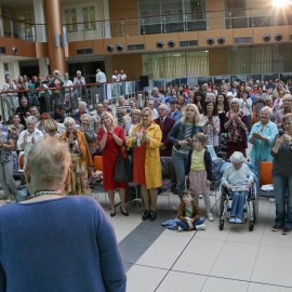 powiększ zdjęcie: Elżbieta Dzikowska zabrała nas w podróż dookoła świata. Niezwykłą podróż