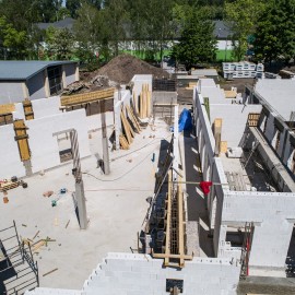 powiększ zdjęcie: Trwa budowa Domu Opieki nad Matką i Dzieckiem. Rosną mury