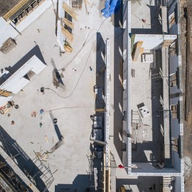 powiększ zdjęcie: Trwa budowa Domu Opieki nad Matką i Dzieckiem. Rosną mury