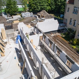 powiększ zdjęcie: Trwa budowa Domu Opieki nad Matką i Dzieckiem. Rosną mury