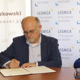 powiększ zdjęcie: Współpraca Volkswagena z legnicką samochodówką. Podpisano list intencyjny