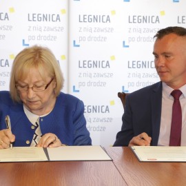 powiększ zdjęcie: Współpraca Volkswagena z legnicką samochodówką. Podpisano list intencyjny