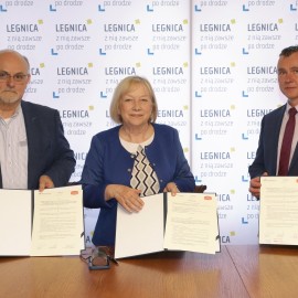 powiększ zdjęcie: Współpraca Volkswagena z legnicką samochodówką. Podpisano list intencyjny