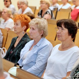 powiększ zdjęcie: W Collegium Witelona słuchacze Uniwersytetu Trzeciego Wieku otrzymali dyplomy