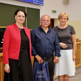 powiększ zdjęcie: W Collegium Witelona słuchacze Uniwersytetu Trzeciego Wieku otrzymali dyplomy