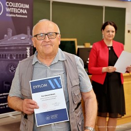 powiększ zdjęcie: W Collegium Witelona słuchacze Uniwersytetu Trzeciego Wieku otrzymali dyplomy