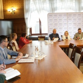 powiększ zdjęcie: Miasto podpisało umowę z wykonawcą termomodernizacji Zespołu Szkół Budowlanych