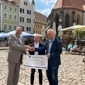 Miasto partnerskie Legnicy przekazało czek dla Ukraińców