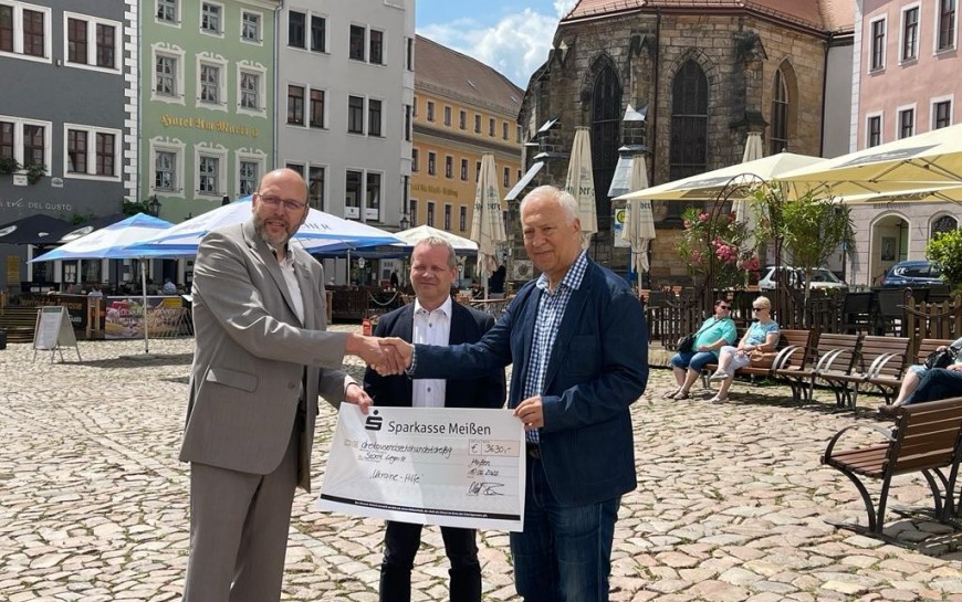 Miasto partnerskie Legnicy przekazało czek dla Ukraińców