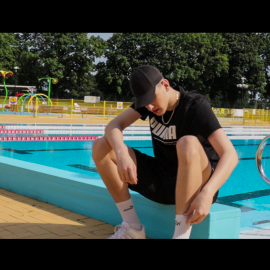 powiększ zdjęcie: AquaFun scenerią nowego teledysku rapera Kini