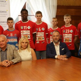 powiększ zdjęcie: Młodzi mistrzowie z wizytą u prezydenta