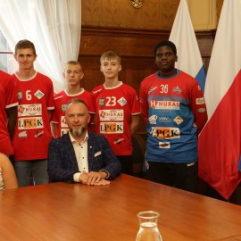 powiększ zdjęcie: Młodzi mistrzowie z wizytą u prezydenta