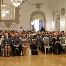 powiększ zdjęcie: Święto Policji. Prezydent Tadeusz Krzakowski podziękował funkcjonariuszom
