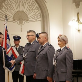powiększ zdjęcie: Święto Policji. Prezydent Tadeusz Krzakowski podziękował funkcjonariuszom
