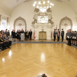powiększ zdjęcie: Święto Policji. Prezydent Tadeusz Krzakowski podziękował funkcjonariuszom