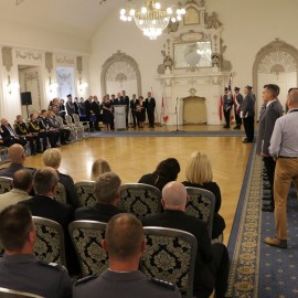 powiększ zdjęcie: Święto Policji. Prezydent Tadeusz Krzakowski podziękował funkcjonariuszom