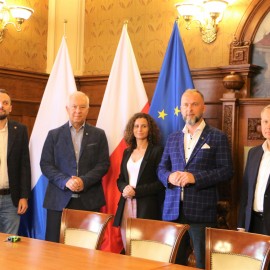 powiększ zdjęcie: Piłkarze Miedzi będą promować Legnicę. Podpisano umowę w tej sprawie