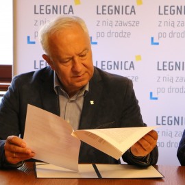 powiększ zdjęcie: Piłkarze Miedzi będą promować Legnicę. Podpisano umowę w tej sprawie