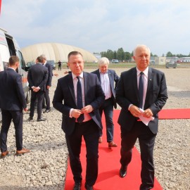 powiększ zdjęcie: Na byłym lotnisku firma Viessmann zbuduje wielką fabrykę. Zatrudni 1700 osób