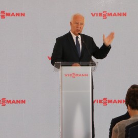powiększ zdjęcie: Na byłym lotnisku firma Viessmann zbuduje wielką fabrykę. Zatrudni 1700 osób