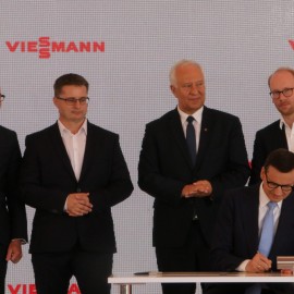powiększ zdjęcie: Na byłym lotnisku firma Viessmann zbuduje wielką fabrykę. Zatrudni 1700 osób