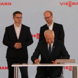powiększ zdjęcie: Na byłym lotnisku firma Viessmann zbuduje wielką fabrykę. Zatrudni 1700 osób