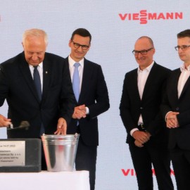 powiększ zdjęcie: Na byłym lotnisku firma Viessmann zbuduje wielką fabrykę. Zatrudni 1700 osób