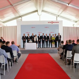 powiększ zdjęcie: Na byłym lotnisku firma Viessmann zbuduje wielką fabrykę. Zatrudni 1700 osób