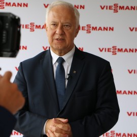 powiększ zdjęcie: Na byłym lotnisku firma Viessmann zbuduje wielką fabrykę. Zatrudni 1700 osób