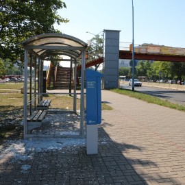 powiększ zdjęcie: Wandale zdewastowali wiatę przystankową na osiedlu Kopernika