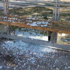 powiększ zdjęcie: Wandale zdewastowali wiatę przystankową na osiedlu Kopernika