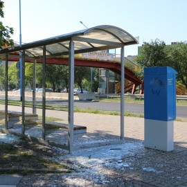 powiększ zdjęcie: Wandale zdewastowali wiatę przystankową na osiedlu Kopernika