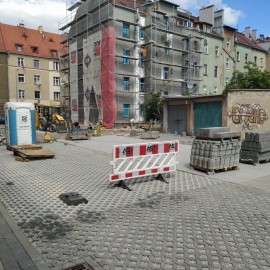 powiększ zdjęcie: LBO 2022. Rewitalizacja podwórza na Kartuzach dobiega końca
