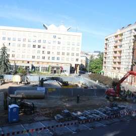 powiększ zdjęcie: Przebudowa Placu Słowiańskiego. Zwożą wielkie rury zbiornika retencyjnego