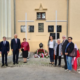 powiększ zdjęcie: Złożono wieńce w 83. rocznicę wybuchu II wojny światowej