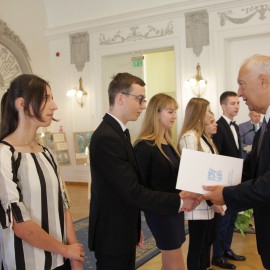 powiększ zdjęcie: Stypendia Prezydenta Legnicy dla najzdolniejszych uczniów