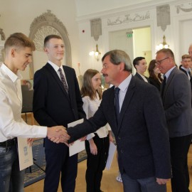 powiększ zdjęcie: Stypendia Prezydenta Legnicy dla najzdolniejszych uczniów