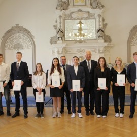 powiększ zdjęcie: Stypendia Prezydenta Legnicy dla najzdolniejszych uczniów