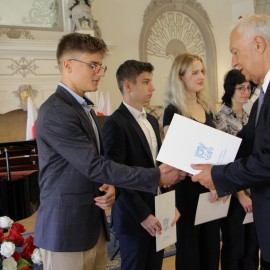 powiększ zdjęcie: Stypendia Prezydenta Legnicy dla najzdolniejszych uczniów