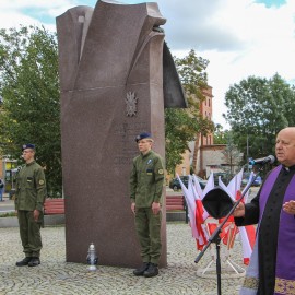 powiększ zdjęcie: Legniczanie uczcili pamięć ofiar Sybiru i agresji sowieckiej na Polskę