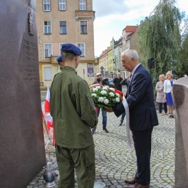 powiększ zdjęcie: Legniczanie uczcili pamięć ofiar Sybiru i agresji sowieckiej na Polskę