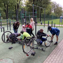 powiększ zdjęcie: Świetnie bawiliśmy i uczyliśmy się podczas Gry Miejskiej w parku