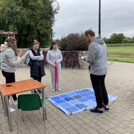 powiększ zdjęcie: Świetnie bawiliśmy i uczyliśmy się podczas Gry Miejskiej w parku