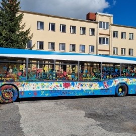 powiększ zdjęcie: Dzieci pomalowały pięknie autobus z okazji Dnia bez Samochodu