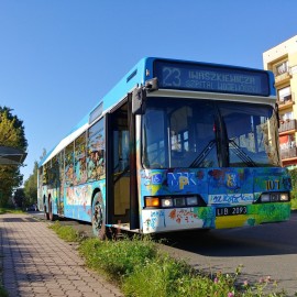 powiększ zdjęcie: Dzieci pomalowały pięknie autobus z okazji Dnia bez Samochodu