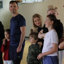 powiększ zdjęcie: Zdrowa Legnica. Rodziny uczą się samoobrony z instruktorami z KSW Shodan