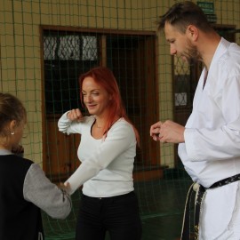 powiększ zdjęcie: Zdrowa Legnica. Rodziny uczą się samoobrony z instruktorami z KSW Shodan